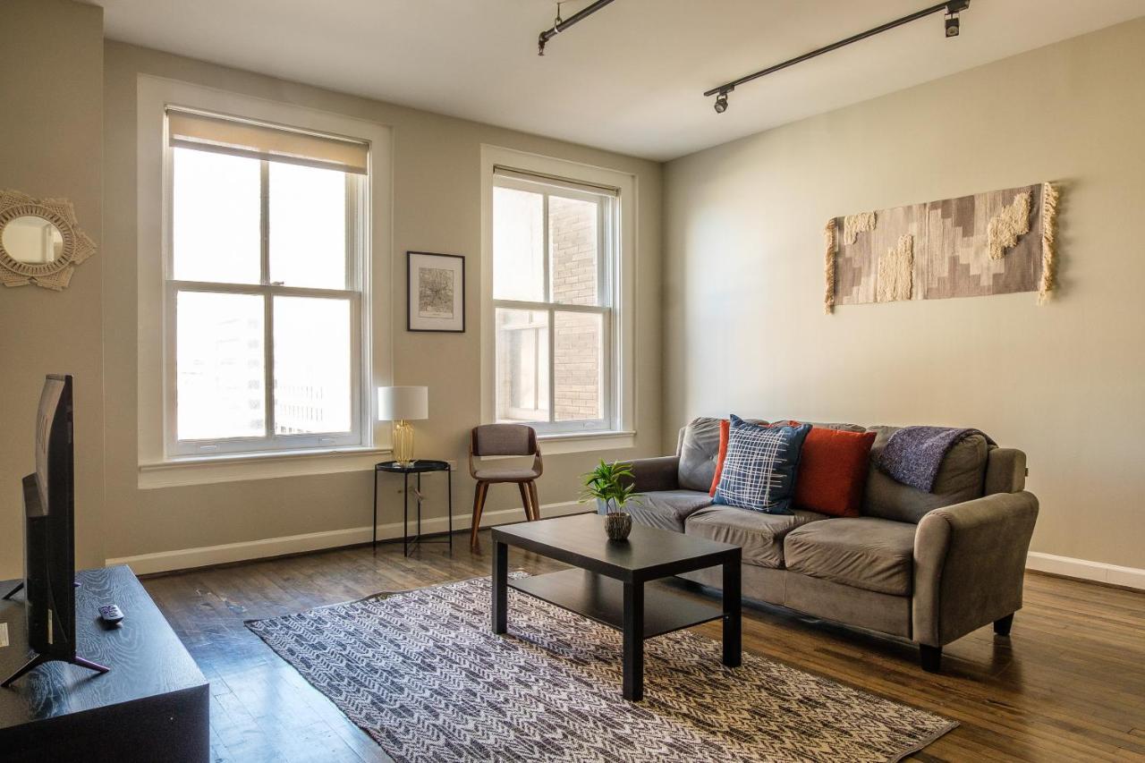 Frontdesk I The Rice Apts Downtown Houston Apartment Bilik gambar